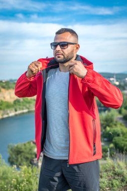 Quarry Gölü 'nde genç ve çekici sakallı bir adam manzaranın tadını çıkarıyor. Hafta sonu konseptinde kamp gezisi.