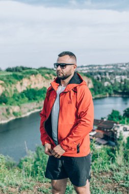 Quarry Gölü 'nde genç ve çekici sakallı bir adam manzaranın tadını çıkarıyor. Hafta sonu konseptinde kamp gezisi.