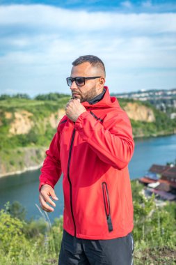 Quarry Gölü 'nde genç ve çekici sakallı bir adam manzaranın tadını çıkarıyor. Hafta sonu konseptinde kamp gezisi.