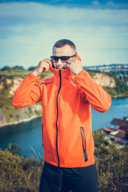 Quarry Gölü 'nde genç ve çekici sakallı bir adam manzaranın tadını çıkarıyor. Hafta sonu konseptinde kamp gezisi.