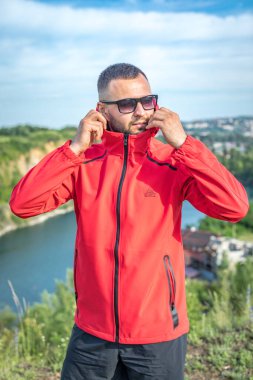 Quarry Gölü 'nde genç ve çekici sakallı bir adam manzaranın tadını çıkarıyor. Hafta sonu konseptinde kamp gezisi.