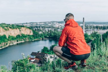 Quarry Gölü 'nde genç ve çekici sakallı bir adam manzaranın tadını çıkarıyor. Hafta sonu konseptinde kamp gezisi.
