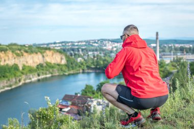 Quarry Gölü 'nde genç ve çekici sakallı bir adam manzaranın tadını çıkarıyor. Hafta sonu konseptinde kamp gezisi.