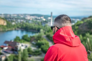 Quarry Gölü 'nde genç ve çekici sakallı bir adam manzaranın tadını çıkarıyor. Hafta sonu konseptinde kamp gezisi.
