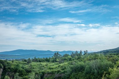Bulutlu gökyüzü ve doğal seyahat geçmişiyle inanılmaz bir dağ manzarası. Güzellik dünyası.