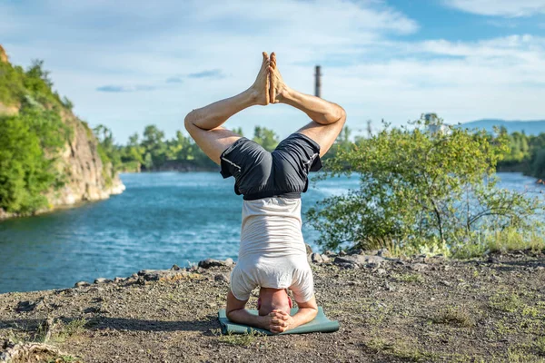 Schöner Athletischer Mann Beim Yoga Asanas Park Hintergrund Der Baggersee — Stockfoto