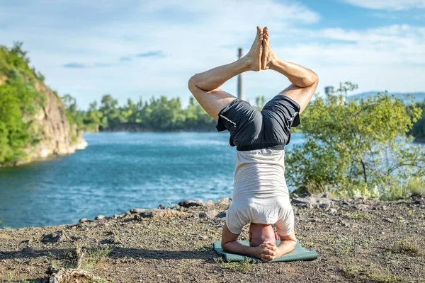 Snygg Atletisk Man Som Gör Yoga Asanas Parken Quarry Sjö — Stockfoto