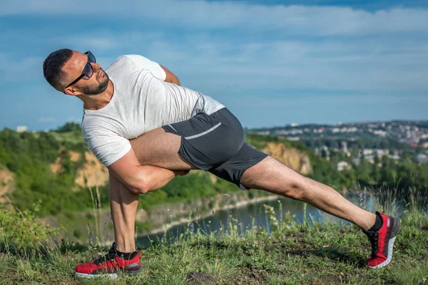 Entraîneur Fitness Professionnel Sportif Barbu Entraîne Fait Streching Lac Carrière — Photo