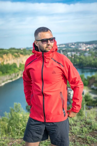 Quarry Gölü 'nde genç ve çekici sakallı bir adam manzaranın tadını çıkarıyor. Hafta sonu konseptinde kamp gezisi.