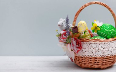 Yeşil çimen bahçesinde paskalya yumurtası sepeti. Selamlarınız için fotokopi alanı ile birlikte. Yüksek resulotion resmi.