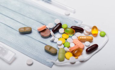 Coronavirus ya da diğer virüs konseptleri ilaç ve koruyucu maskeli kağıt bir arka planda. Roman Coronavirus 2019-NCoV. Mesaj için Covid-19 yüzeyi. Yüksek resulotion resmi.