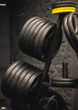 Spor salonundaki ağırlıklar. Jimnastik salonu, modern şehir tarzında makine ve halter ekipmanları..