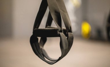 Modern spor salonunda traktör kayışları. Trx adında bir fitness ekipmanı öğleyin spor salonunda oynamaya hazırlanıyordu..