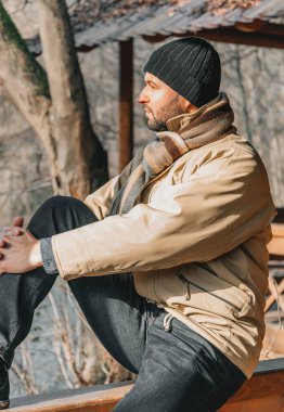 Genç yakışıklı sakallı adamın sonbahar parkındaki portresi..