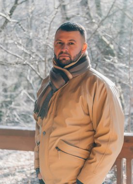 Dışarıda takılan sakallı yakışıklı bir gencin portresi..