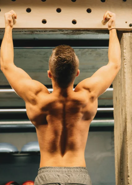 Homem Atlético Uma Parede Escalada Esportes Indoor Homem Bonito Com — Fotografia de Stock