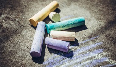 Tebeşir renkleri birbirine çok yakın, gökkuşağı renginde tebeşir renkleri anaokulu çocukları için, resim eğitimi, eşitlik veya Igbt gay gurur bayrağı veya güzel yaşam konsepti için çocuk duruşu.