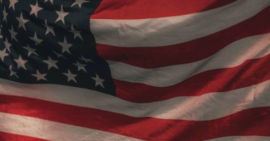 Amerika Birleşik Devletleri bayrağı. Rüzgarda dalgalanan Amerikan bayrağının görüntüsü.