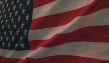 Amerika Birleşik Devletleri bayrağı. Rüzgarda dalgalanan Amerikan bayrağının görüntüsü.