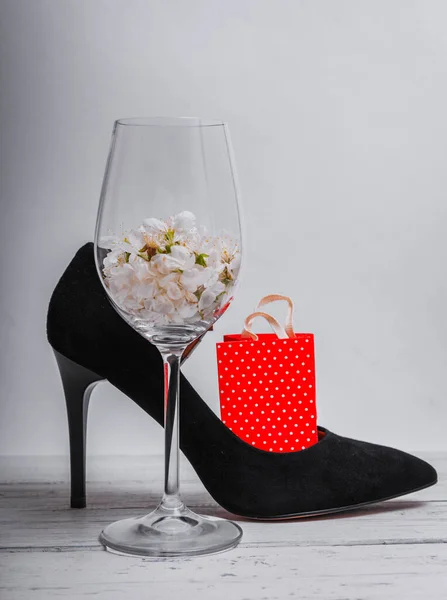 Elegante Zapato Señora Con Flor Primavera Cristal Caja Regalo Sobre — Foto de Stock