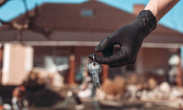 Kulcsok Kézben Ház Háttérben Kulcs Kezükben Utcán Maradj Otthon Adósság — Stock Fotó