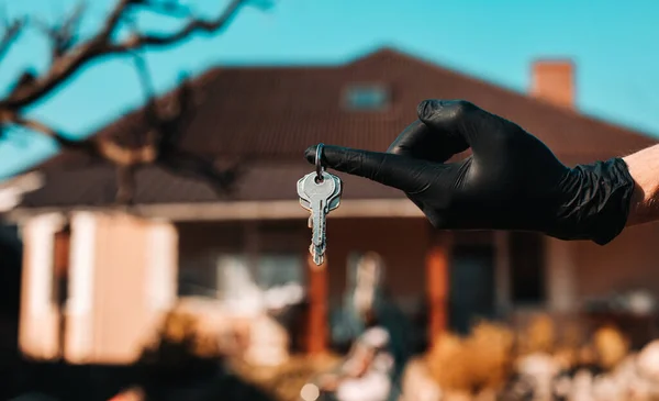 Kulcsok Kézben Ház Háttérben Kulcs Kezükben Utcán Maradj Otthon Adósság — Stock Fotó