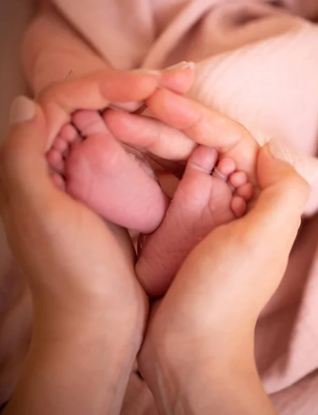 Nogi Dziecka Rękach Matki Nowo Narodzone Nóżki Kobiecych Dłoniach Kształcie — Zdjęcie stockowe