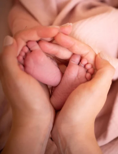 Piedi Bambino Nelle Mani Madre Piccoli Piedi Neonato Mani Femminili — Foto Stock