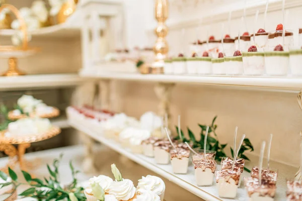 Parti için tatlı masası. Kek, kek, tatlılık ve çiçekler.