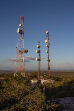 Arka planda büyük bir şehir olan cep telefonu istasyonu manzarası