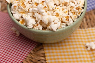 Büyük bir kâse dolusu patlamış mısırı saman masasında görmek.