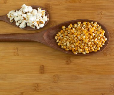  Tahta kaşıkta mısır ve patlamış mısır.