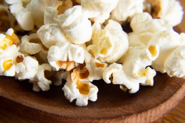  Tahta kaşıkta mısır ve patlamış mısır.