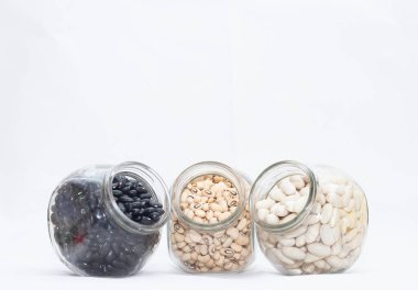 Üç küçük kase dolusu fasulye.