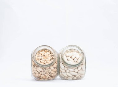 İki küçük kase dolusu fasulye.