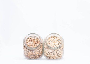 İki küçük kase dolusu fasulye.