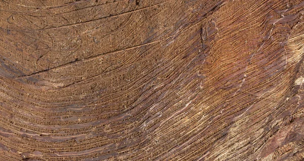 Kahverengi ahşap desenli.