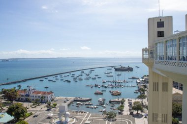 SALVADOR, BRAZİL - 8 Ağustos 2025 - Salvador 'daki Lacerda Asansörü ve All Saints Körfezi' nin güzel manzarası