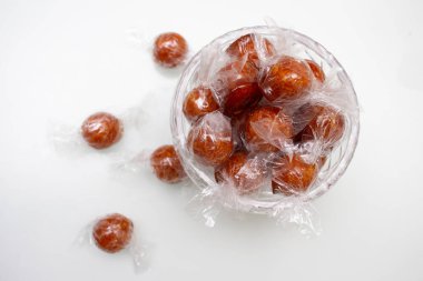 Bir kase lezzetli ve yumuşak hindistan cevizi şekeri.