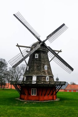 Kopenhag 'daki eski değirmen rüzgar enerjisiyle çalışıyor. Kastellet adında tarihi bir askeri kalede geleneksel Danimarka yapısı. Turistler tarafından sık sık ziyaret edilen ünlü seyahat yerleri. Sakin bir park alanında..