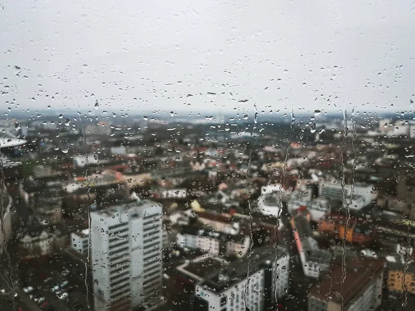 雨滴从玻璃窗上滑落 俯瞰着德国科隆全城 城市景观从城市中心的顶层看 在灰蒙蒙的雨天 欧洲情绪低落 — 图库照片