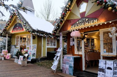 Kopenhag / Danimarka - Kasım 2019: Tivoli Bahçeleri 'nde turistler için hediyelik eşya tezgahları. Yerel hediyelik eşya ve geleneksel el eşyaları almak için Noel süslemeli kabin. Hygge turist pazarı.