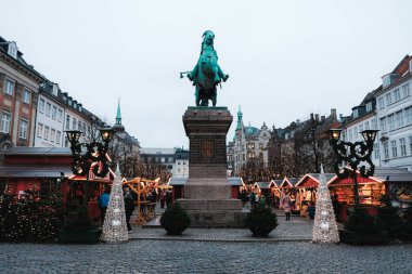 Kopenhag, Danimarka, 2019: Hjbro Plads Noel Pazarı Girişi. Turistler için tatillerde sokak yiyecekleri ve yerel el işleri ürünleri satan dekore edilmiş ahşap yürüyüşler. Hygge atmosferi.