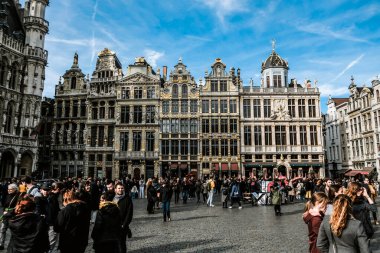 Brüksel / Belçika - Ekim 2019: Güneşli bir günde kalabalık Grand Place veya Grote Markt. Brüksel 'in ana meydanı, belediye binası ve müzeleri ile ünlü bir kent simgesi. Rehberli turların başladığı tarihi yer