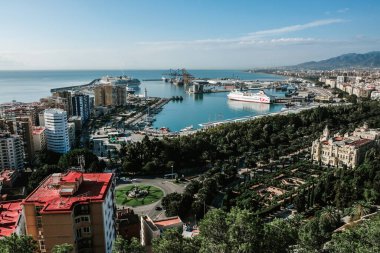 Malaga / İspanya - Ekim 2019: Yakın hava görüntüsü. Ünlü bakış açısı ve turistik dönüm noktası. Belediye binasına bakan, yolcu gemileri, tekneler, binalar ve denizlerle dolu bir liman. Mavi gökyüzü ve ufukta