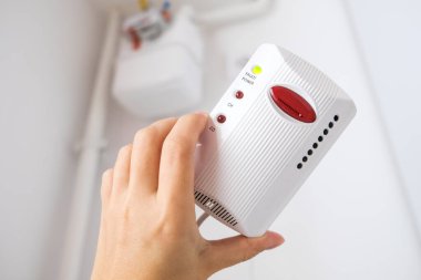Avrupa 'da tipik gaz sensörü. Gaz sızıntısını önlemek ve evde güvenliği sağlamak için elimizde beyaz gaz dedektörü var. Avrupa mutfağında duman alarmı var. Evdeki arka planda gaz akış ölçer