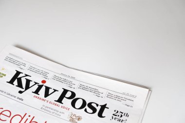 Lviv / Ukrayna - Mart 2020: Ukrayna gazetesi Kyiv Post 'un beyaz bir masada ön sayfası. Ukrayna 'daki yerel haberleri araştırıyorum. Kopya veya metin için beyaz boşluk. İngilizce Avrupa haberleri.