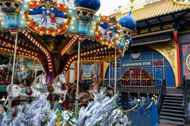 Kopenhag / Danimarka - Kasım 2019: Tivoli Bahçeleri 'nde Noel zamanı boş atlıkarınca. Turistler için dekore edilmiş park. Çocuk aktiviteleri için ünlü bir tatil yeri. Etrafta kimse yok..
