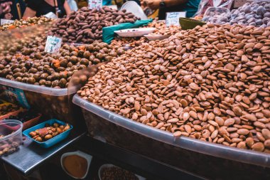 İspanya 'nın Malaga kentindeki bir çiftçi pazarında popüler yerel yiyecekler, karamelize edilmiş fındık ve badem. Tipik İspanyol yemekleri ve turistler için ikramları. Sağlıklı beslenme kararı.