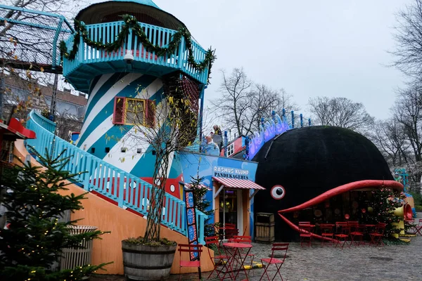 哥本哈根 2019年11月 圣诞期间Tivoli Gardens空旷的游乐场 为游客装饰的公园 儿童活动的著名度假娱乐场所 周围没有人 — 图库照片